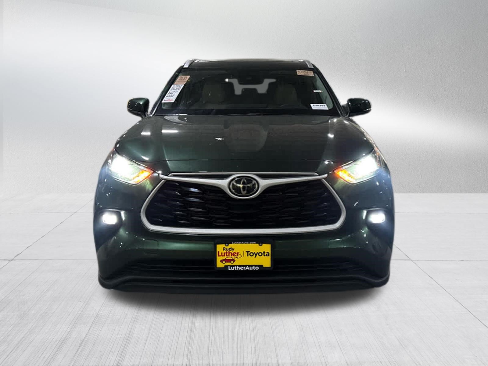 Certified 2025 Toyota Highlander XLE AWD/4WD image 2