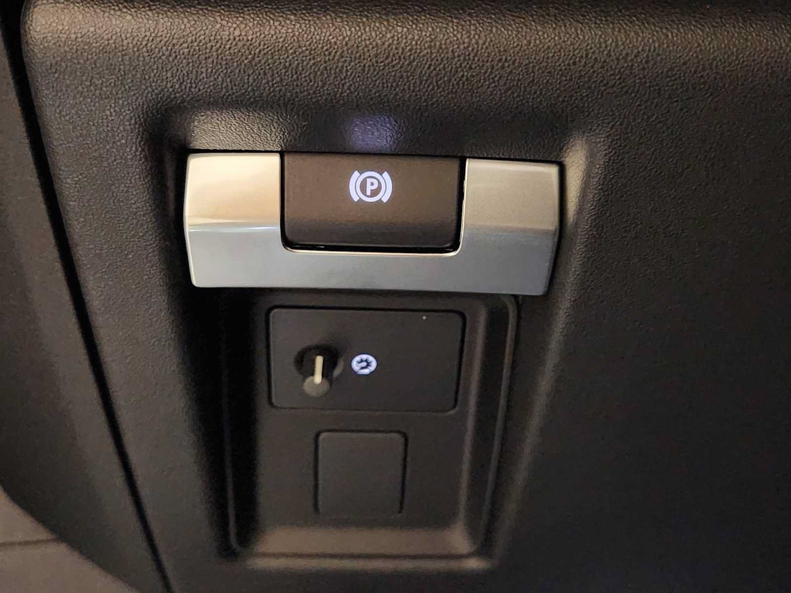 New 2026 Land Rover Defender 90 V8 AWD/4WD image 21