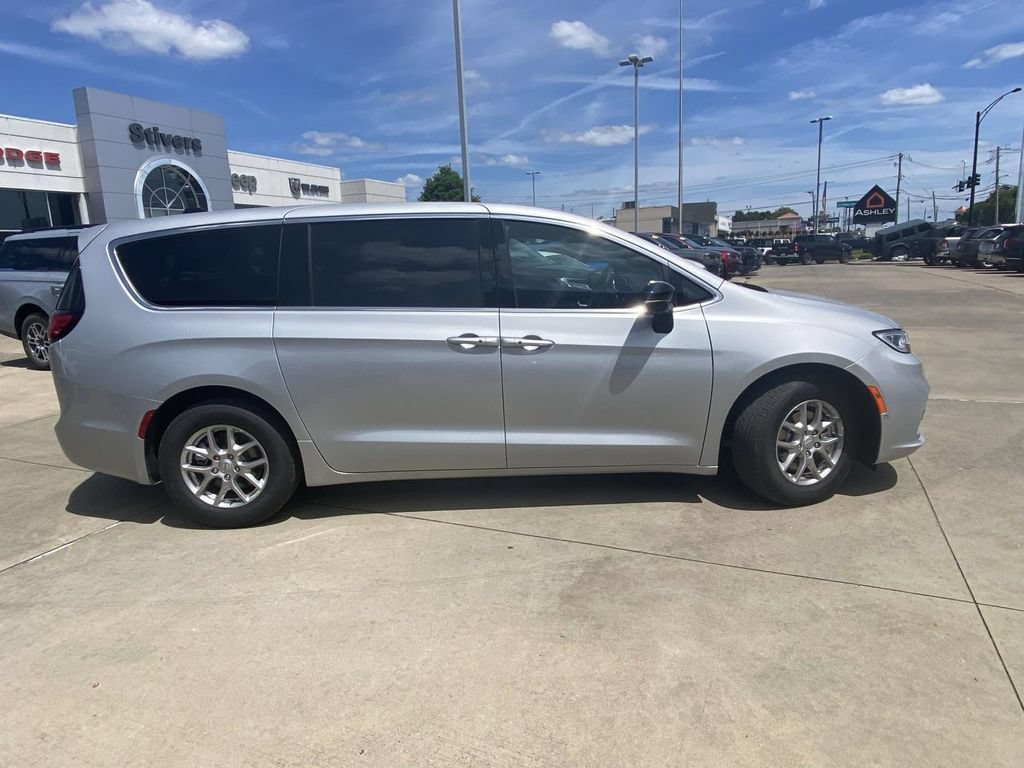 New 2026 Chrysler Pacifica Select FWD image 7