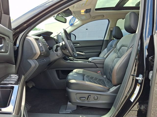 Used 2022 Nissan Pathfinder Platinum w/ Cargo Package AWD/4WD image 17