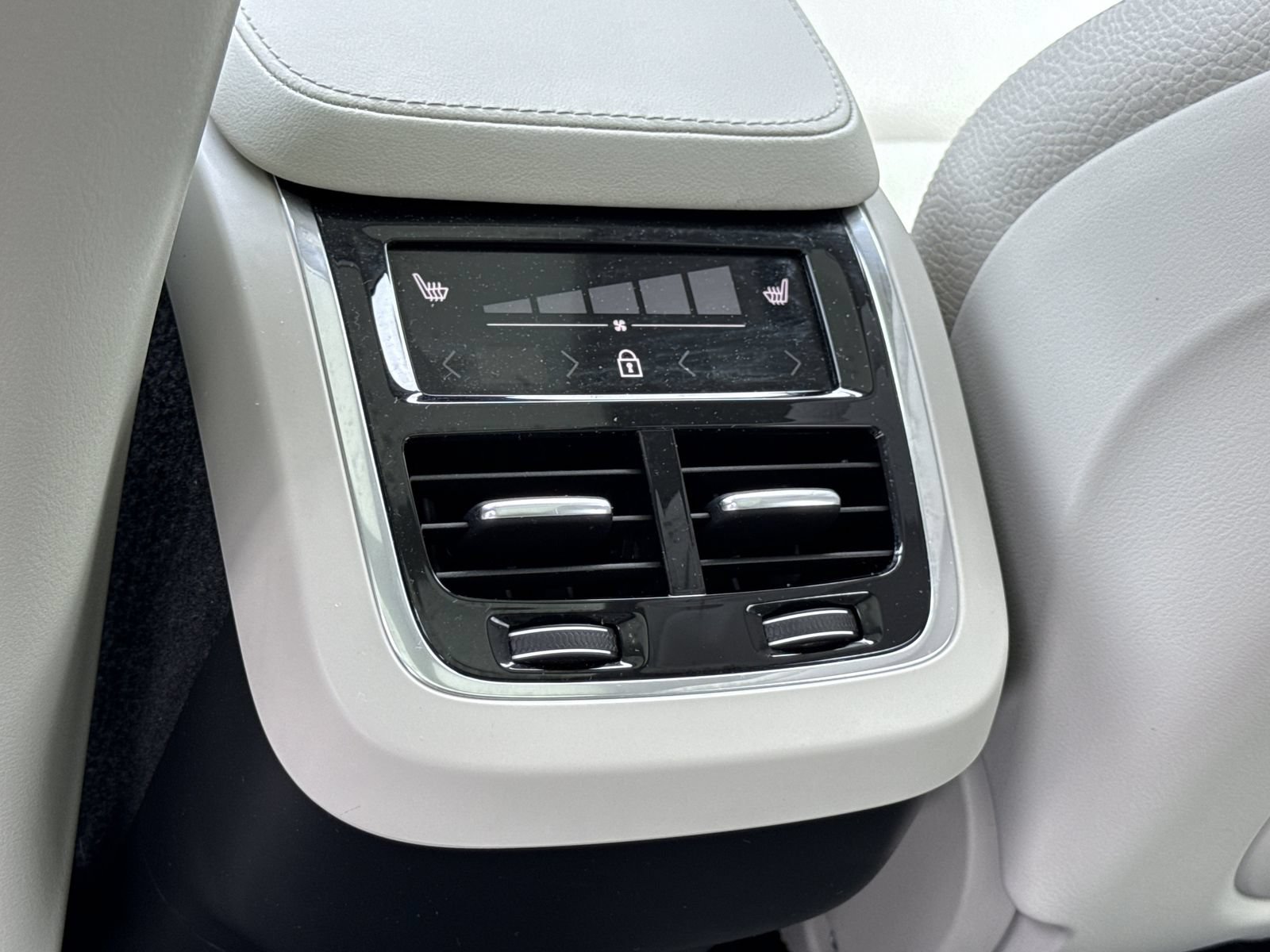 Used 2023 Volvo XC90 B6 Plus AWD/4WD image 14