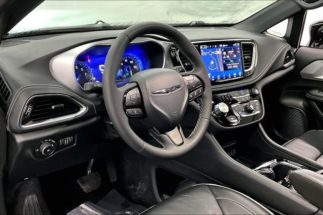 Used 2025 Chrysler Pacifica Limited image 14