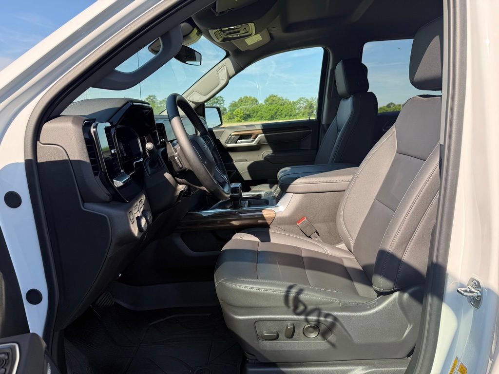 Used 2026 Chevrolet Silverado 1500 RST w/ Redline Edition AWD/4WD image 31
