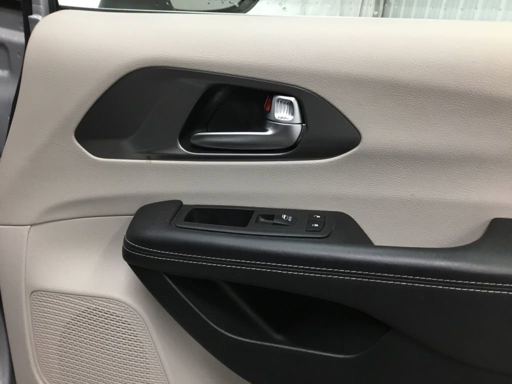 Used 2023 Chrysler Pacifica Touring-L image 20