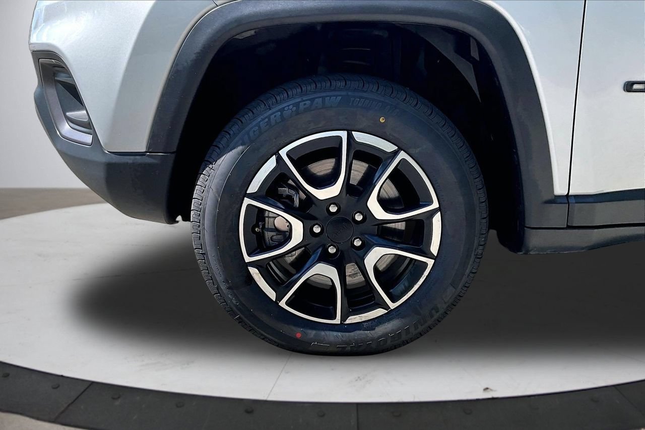 Used 2024 Jeep Compass Trailhawk AWD/4WD image 30
