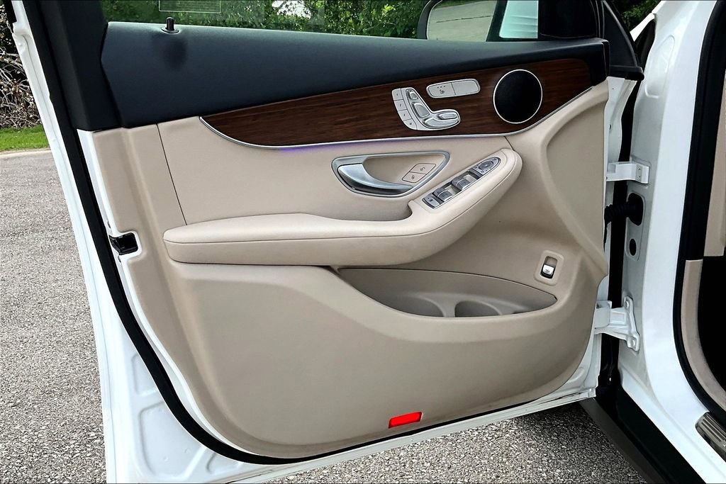 Used 2022 Mercedes-Benz GLC 300 w/ Premium Package Lite image 24