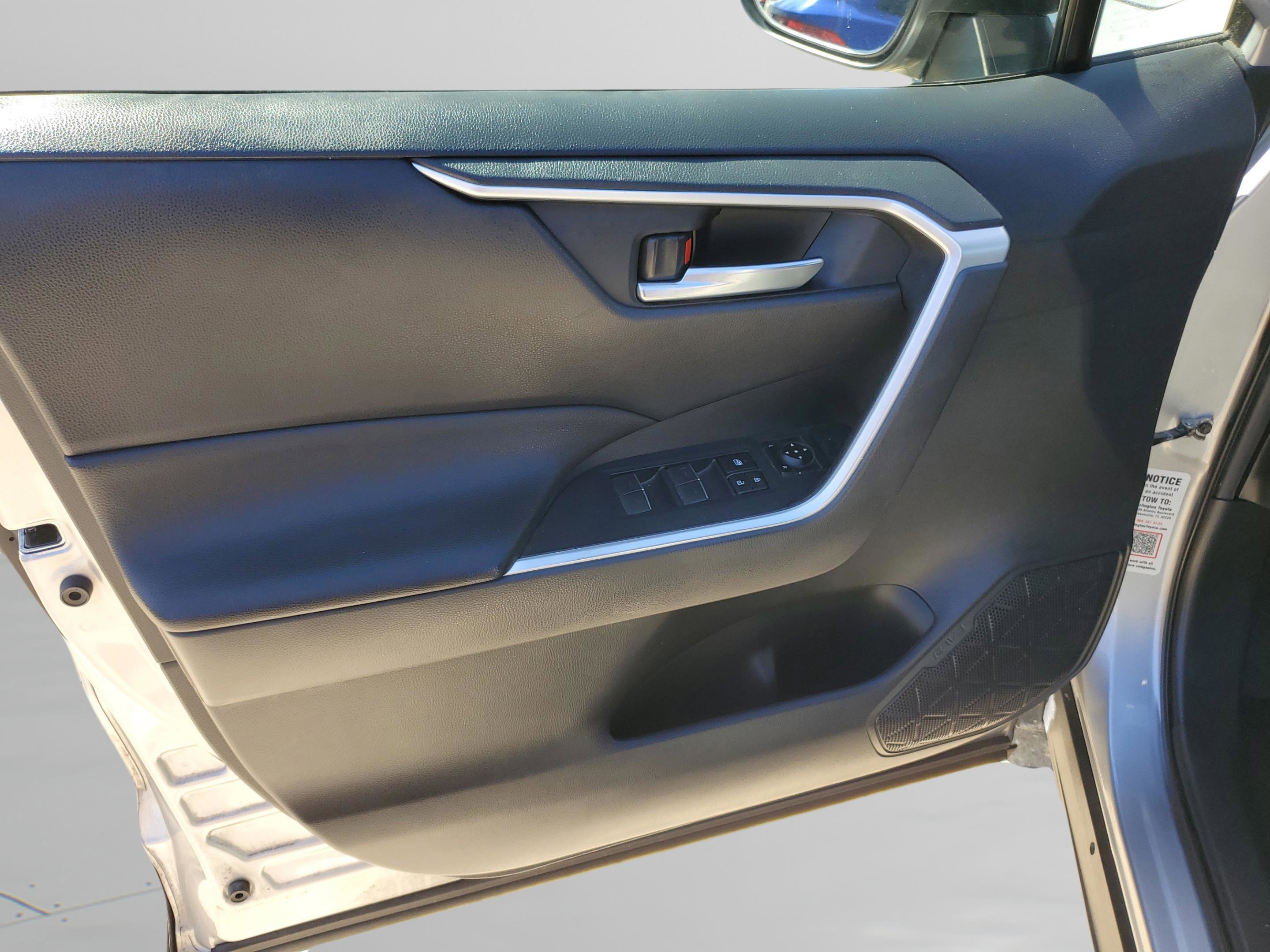 Used 2022 Toyota RAV4 SE image 25