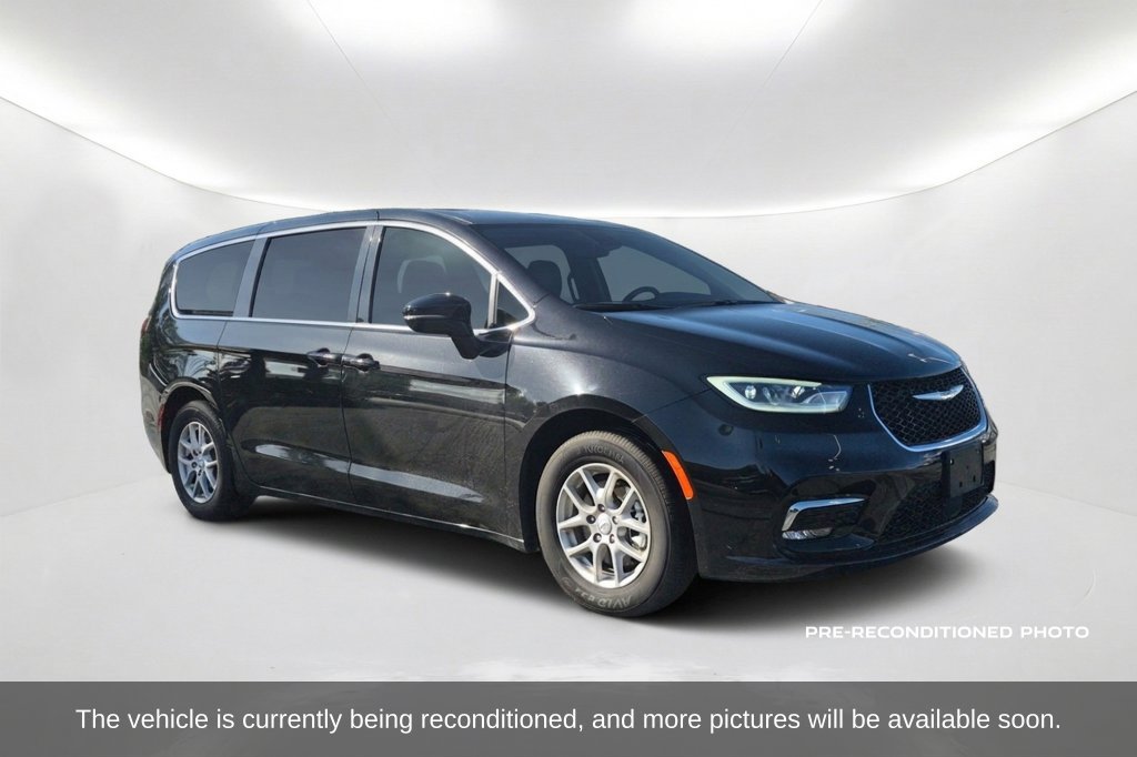 Used 2026 Chrysler Pacifica Select FWD image 3