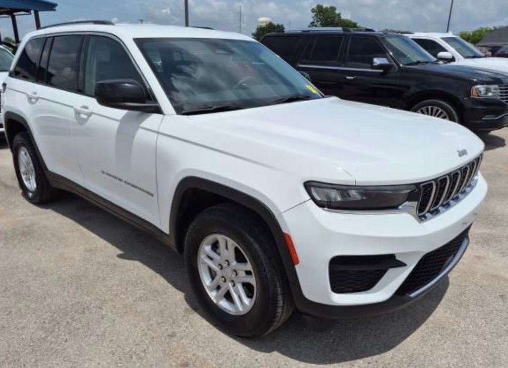 Used 2024 Jeep Grand Cherokee Laredo RWD image 16