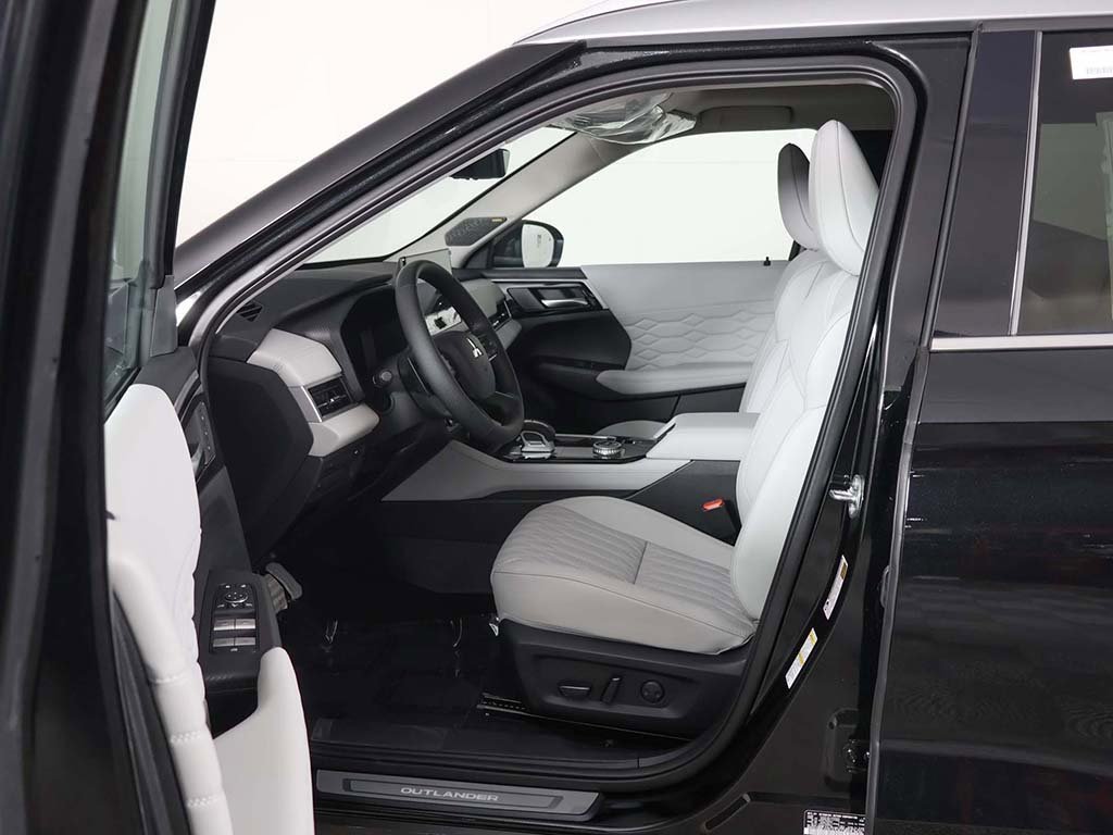 New 2025 Mitsubishi Outlander AWD image 35
