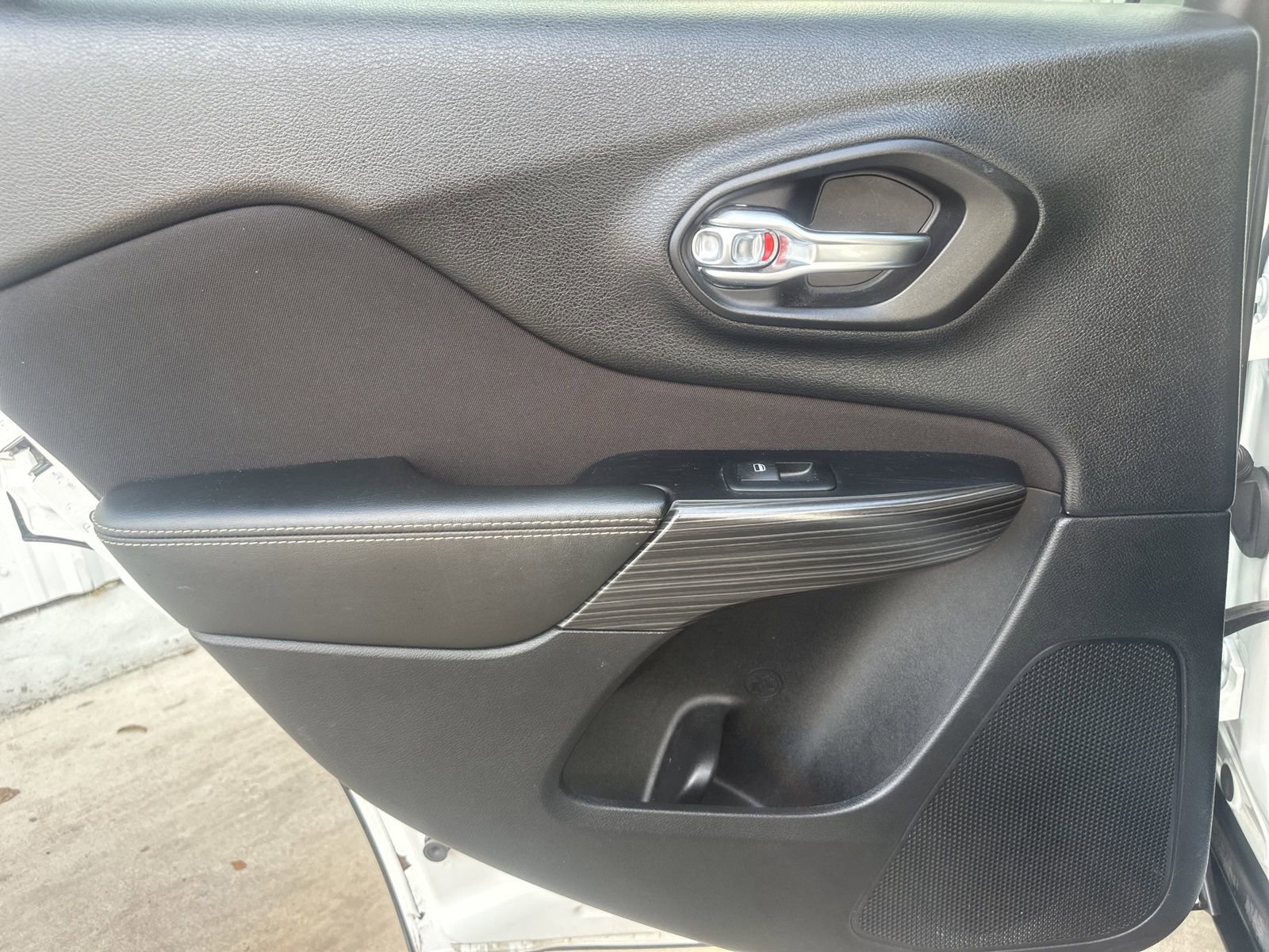 Used 2017 Jeep Cherokee Latitude w/ Comfort/Convenience Group image 13