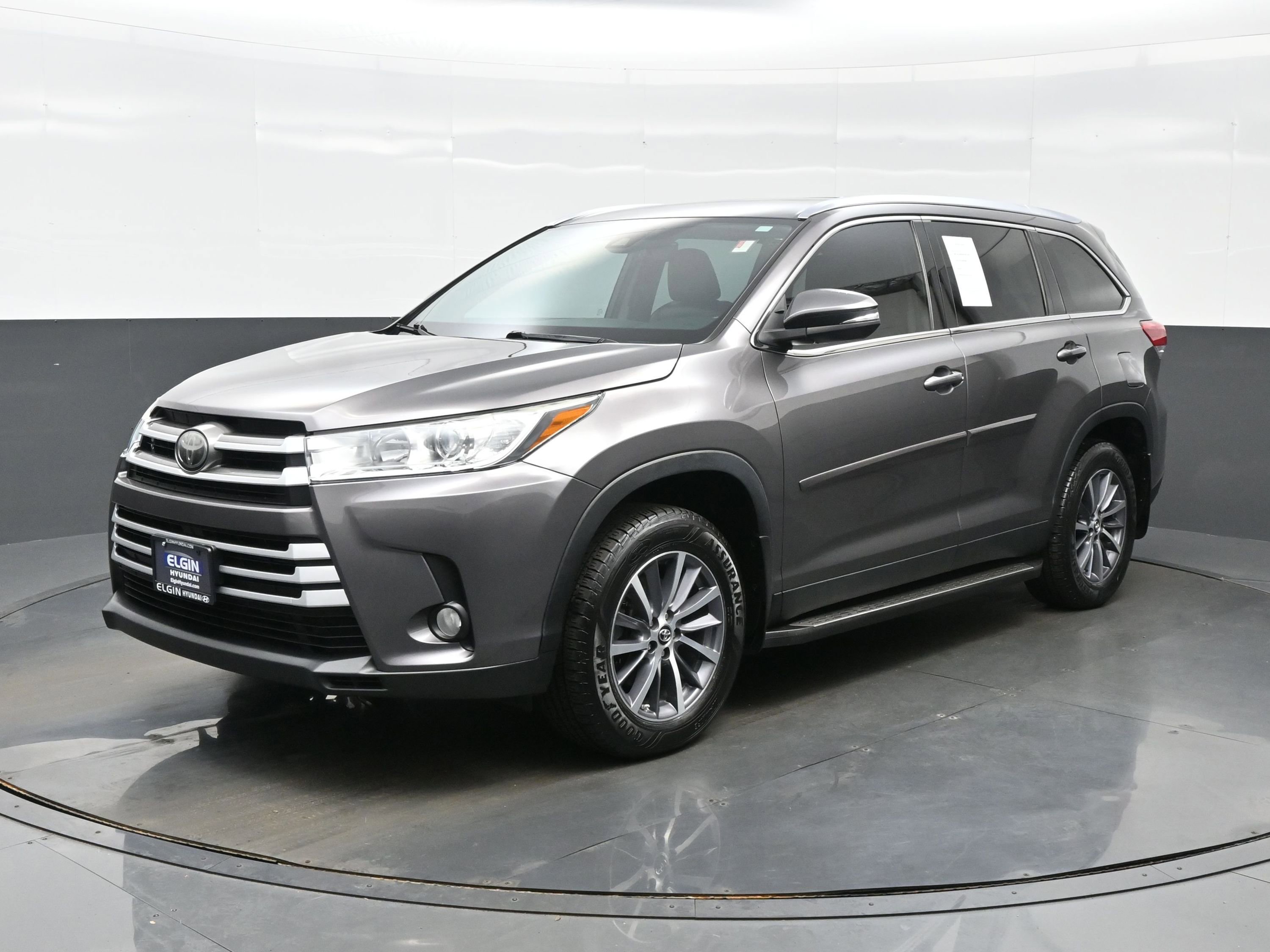 Used 2019 Toyota Highlander XLE AWD/4WD image 2