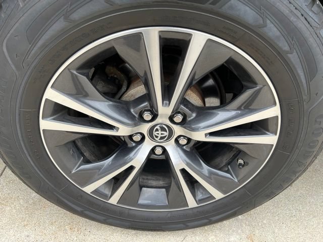 Used 2019 Toyota Highlander LE AWD/4WD image 7