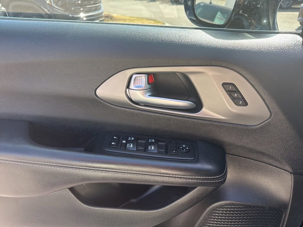 Used 2025 Chrysler Pacifica Select FWD image 11