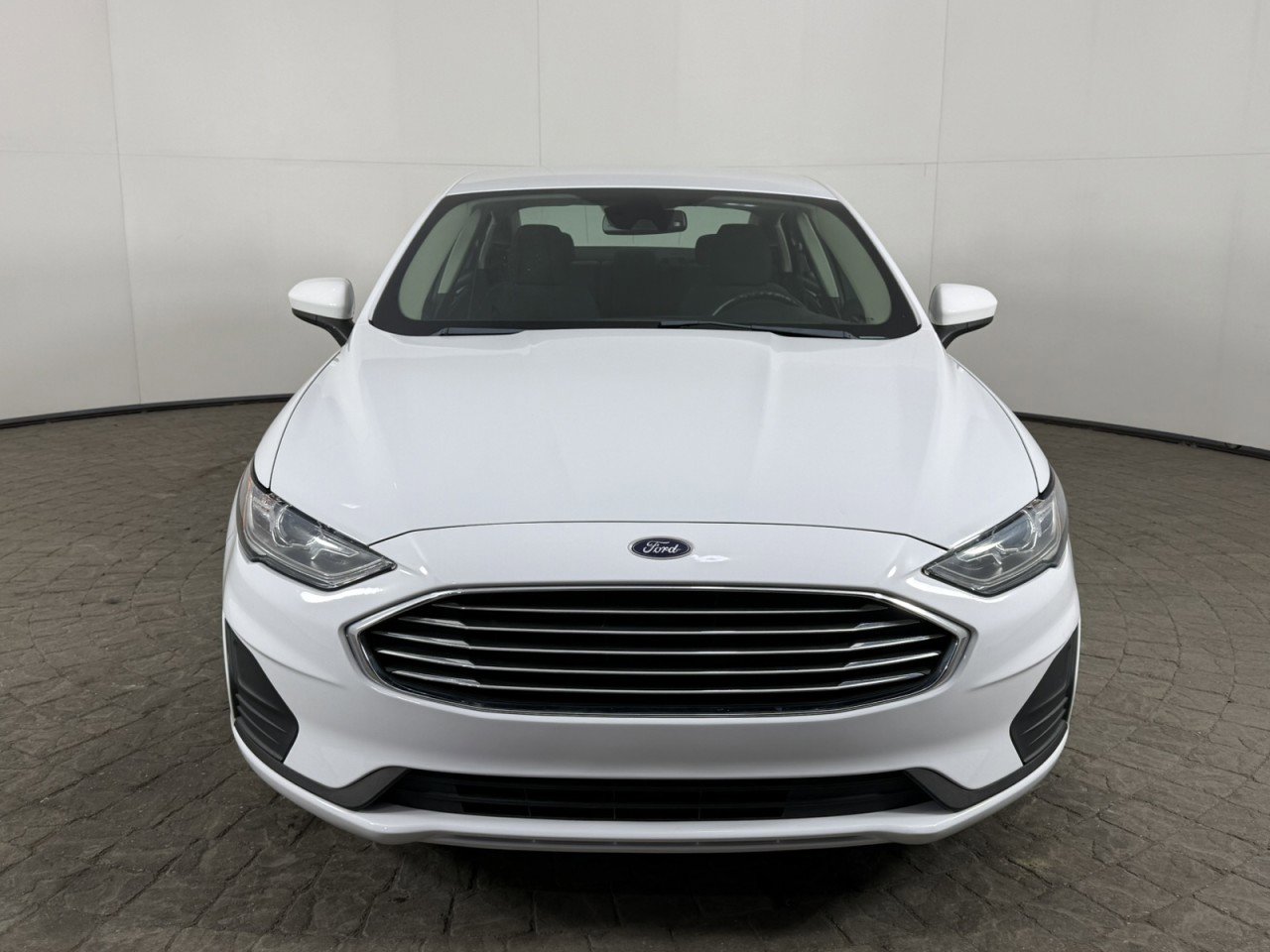 Used 2019 Ford Fusion SE FWD image 2