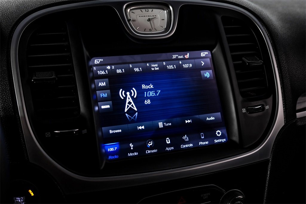 Used 2018 Chrysler 300 Touring L image 27