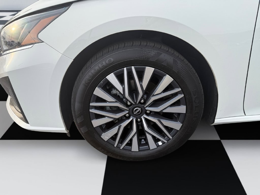 Used 2025 Nissan Altima 2.5 SV FWD image 14