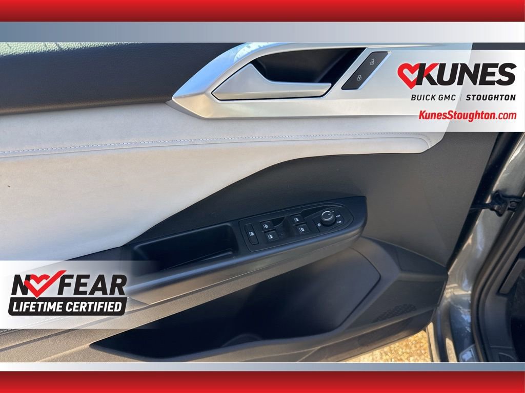 Used 2025 Volkswagen Taos SE AWD/4WD image 19