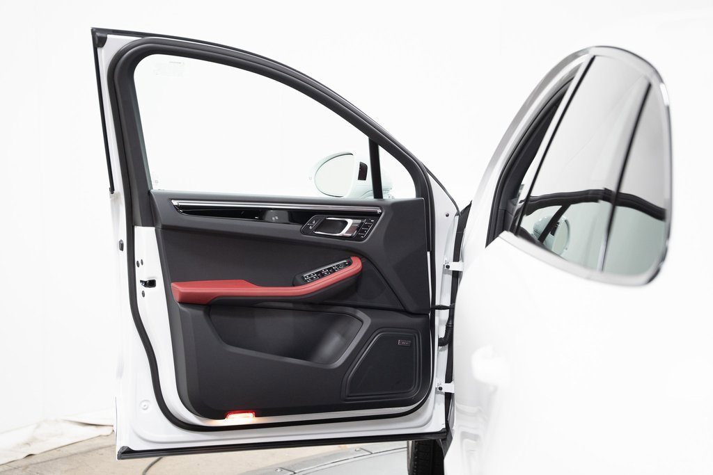 Certified 2024 Porsche Macan image 18