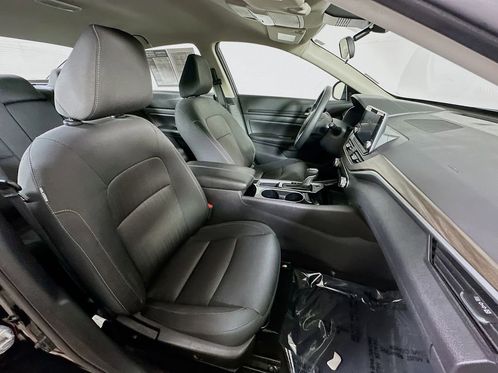 Used 2024 Nissan Altima 2.5 SV FWD image 12
