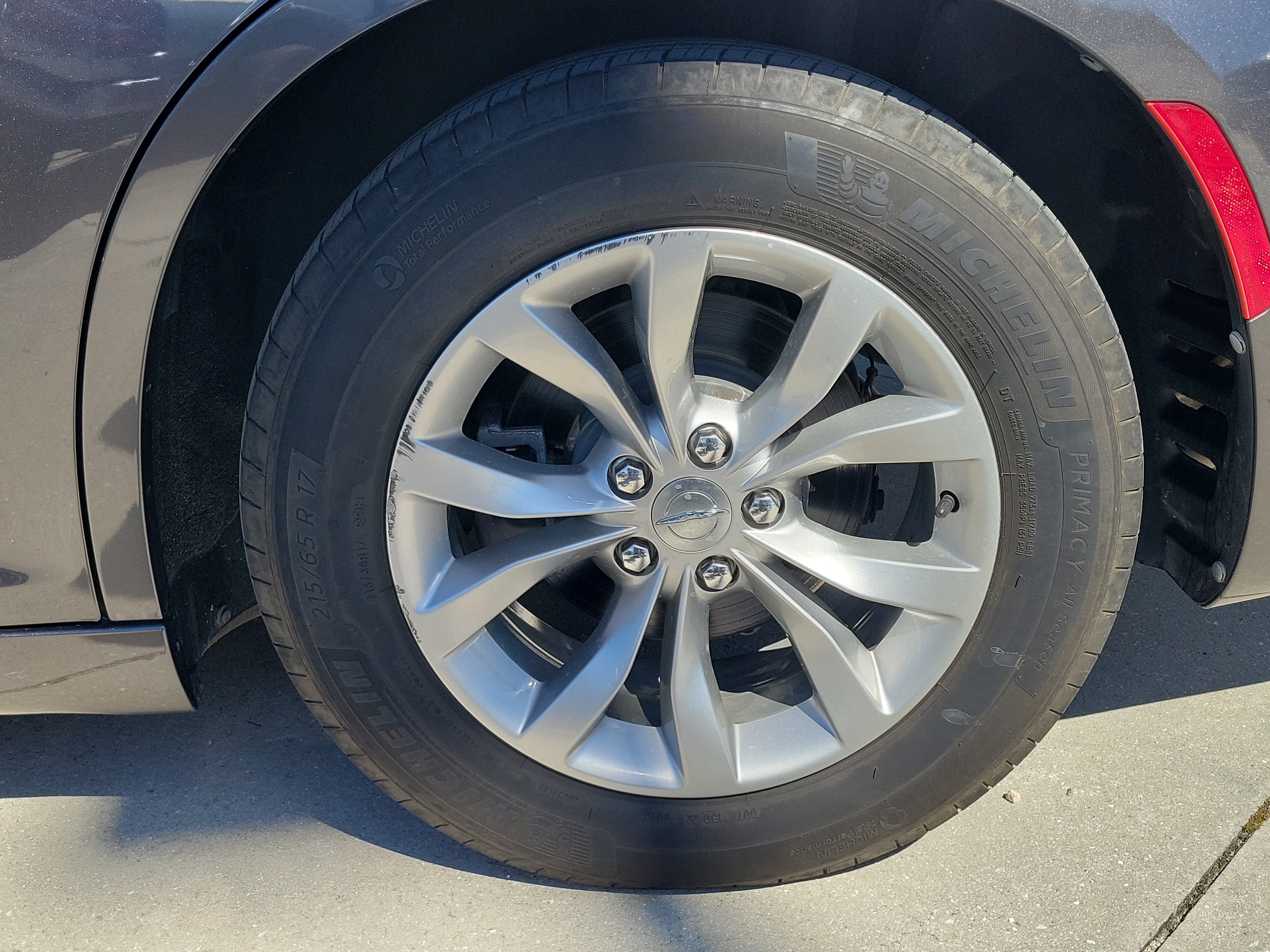 Used 2019 Chrysler 300 Touring RWD image 8
