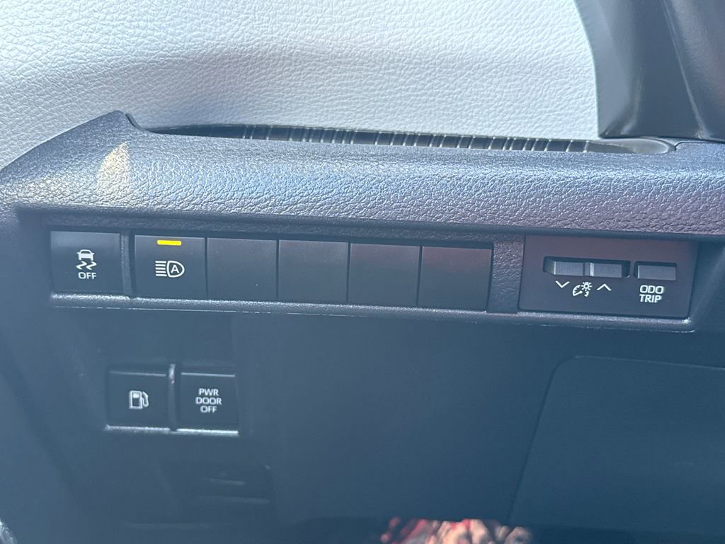 Used 2025 Toyota Sienna LE image 35