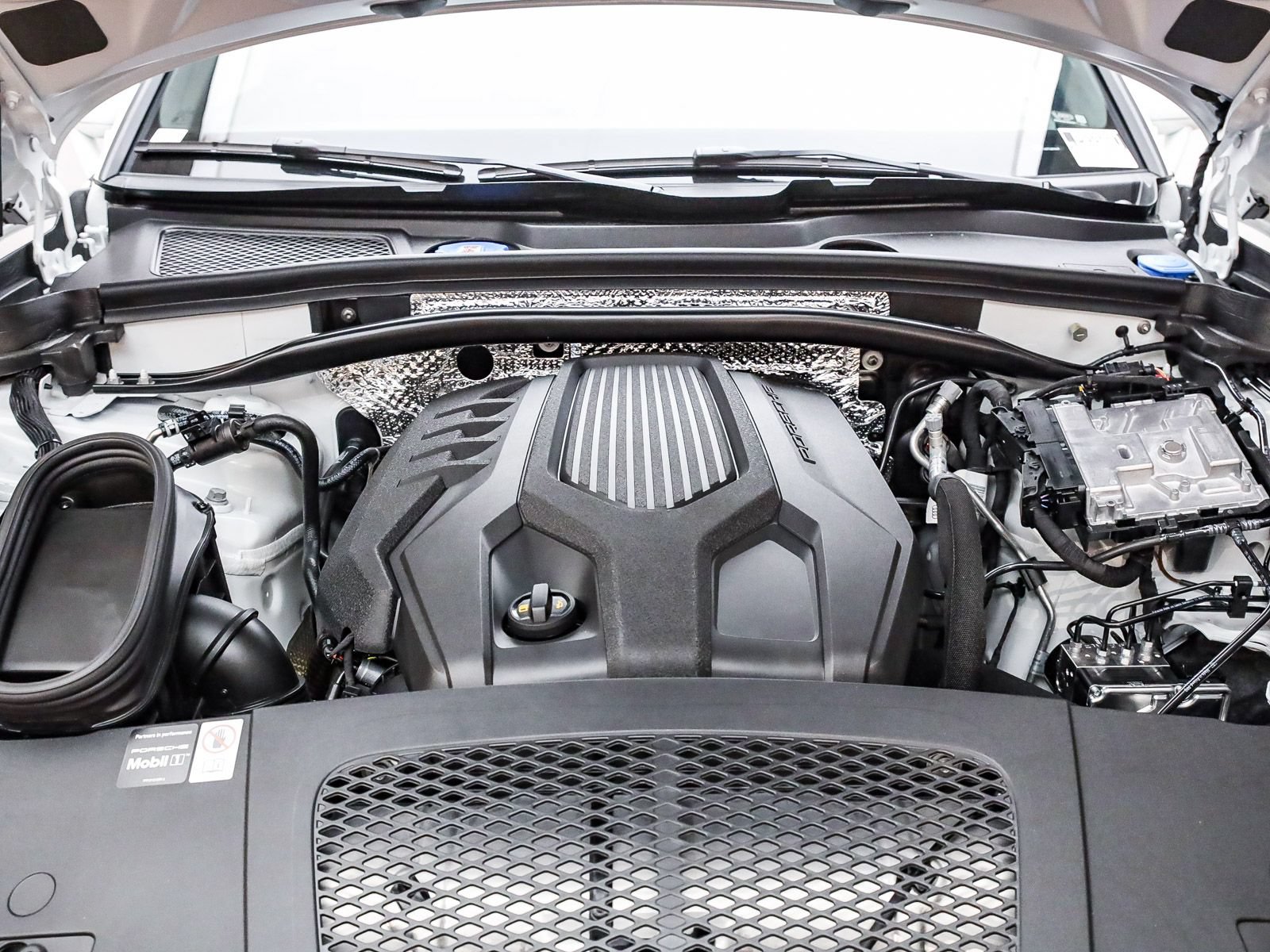 Certified 2026 Porsche Macan AWD/4WD image 32