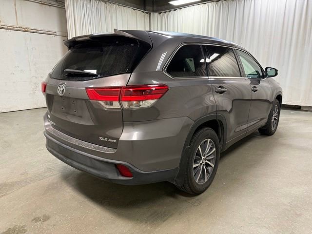 Used 2017 Toyota Highlander XLE AWD/4WD image 6