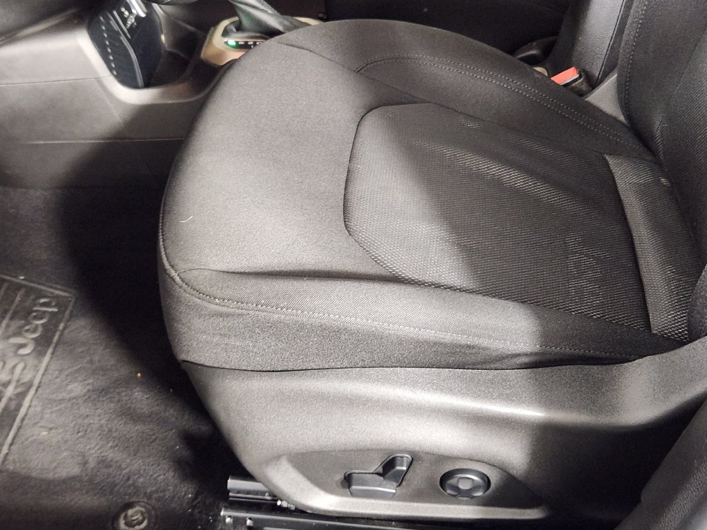 Used 2017 Jeep Renegade Latitude w/ Popular Equipment Group FWD image 12
