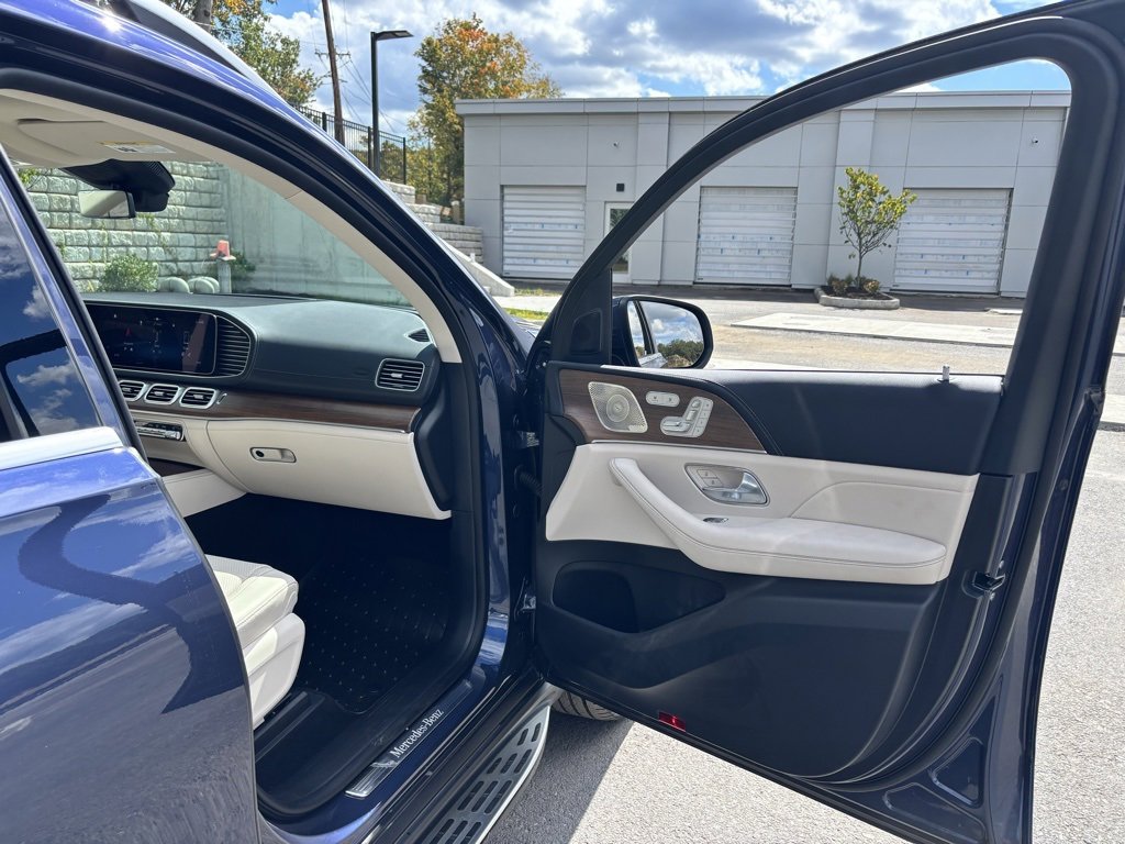 Used 2025 Mercedes-Benz GLS 580 4MATIC image 19