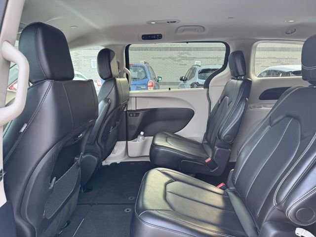 Certified 2024 Chrysler Pacifica Touring-L image 19