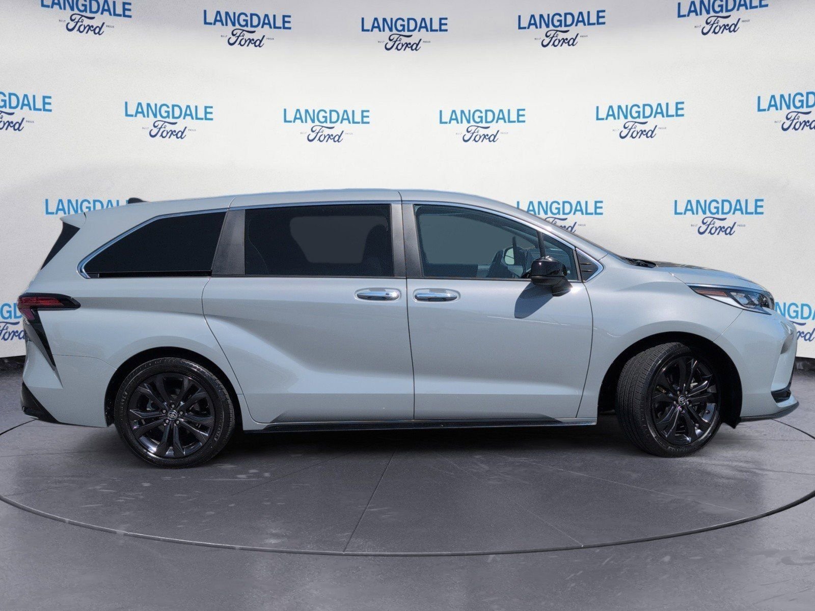 Used 2024 Toyota Sienna XSE image 3