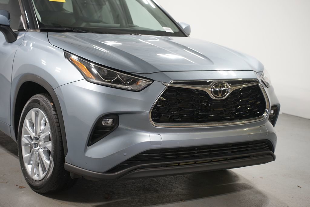 Used 2023 Toyota Highlander Limited image 4