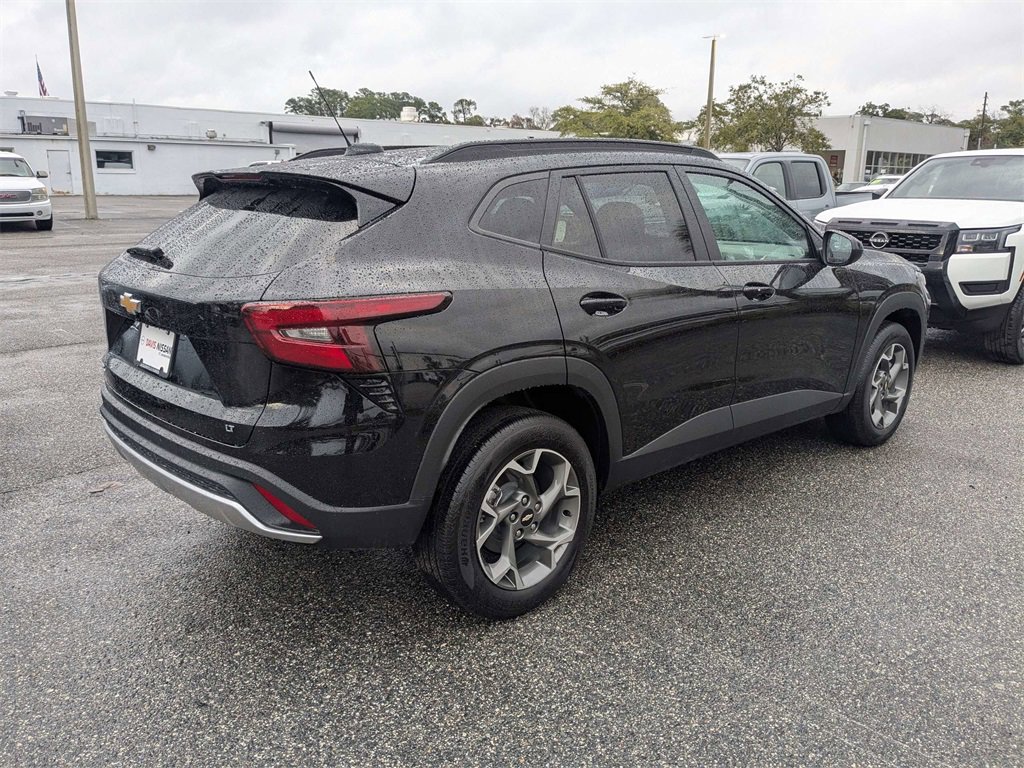 Used 2025 Chevrolet Trax LT w/ LT Convenience Package image 4