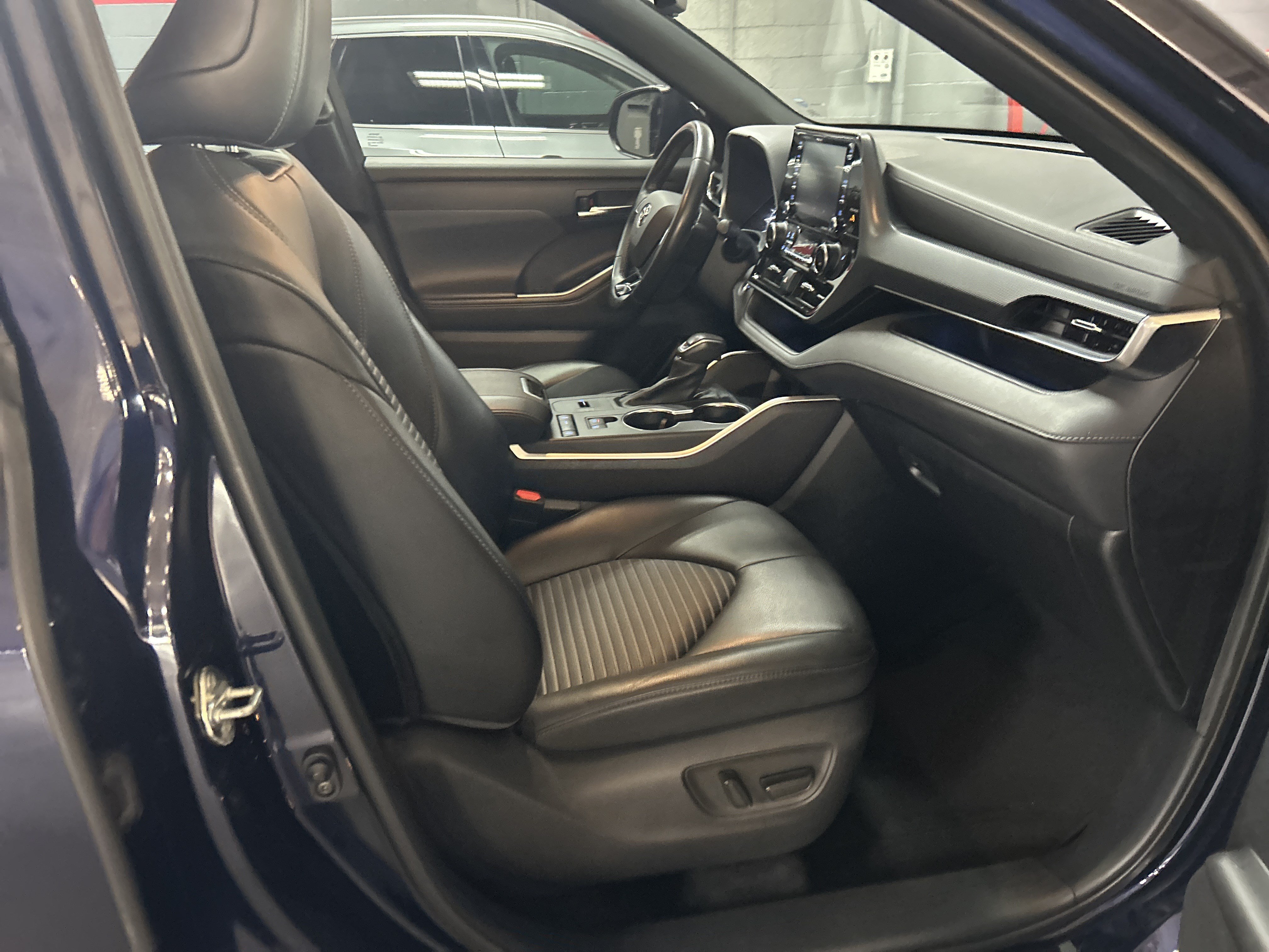 Used 2021 Toyota Highlander XSE FWD image 35