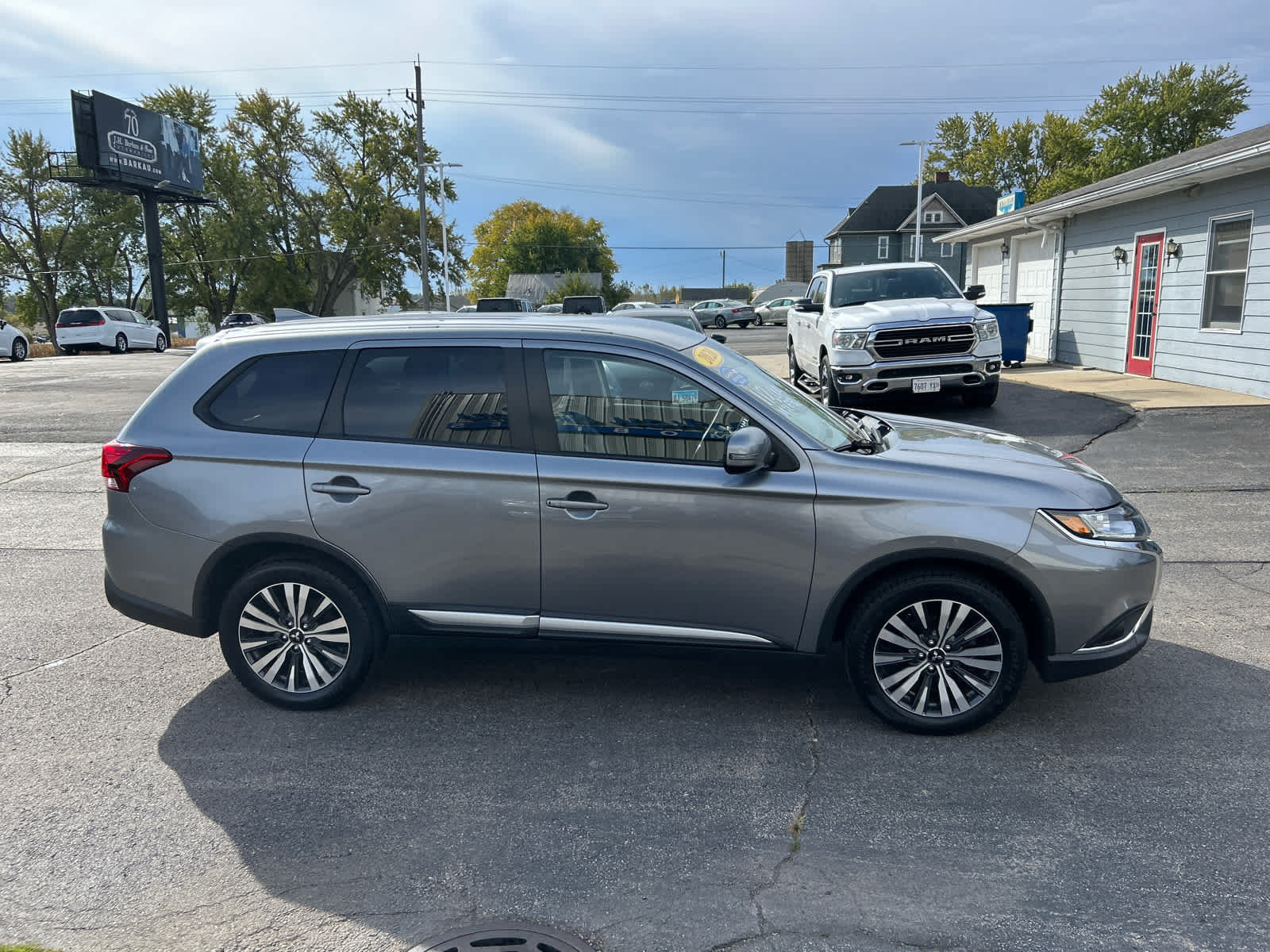 Used 2020 Mitsubishi Outlander SE FWD image 2