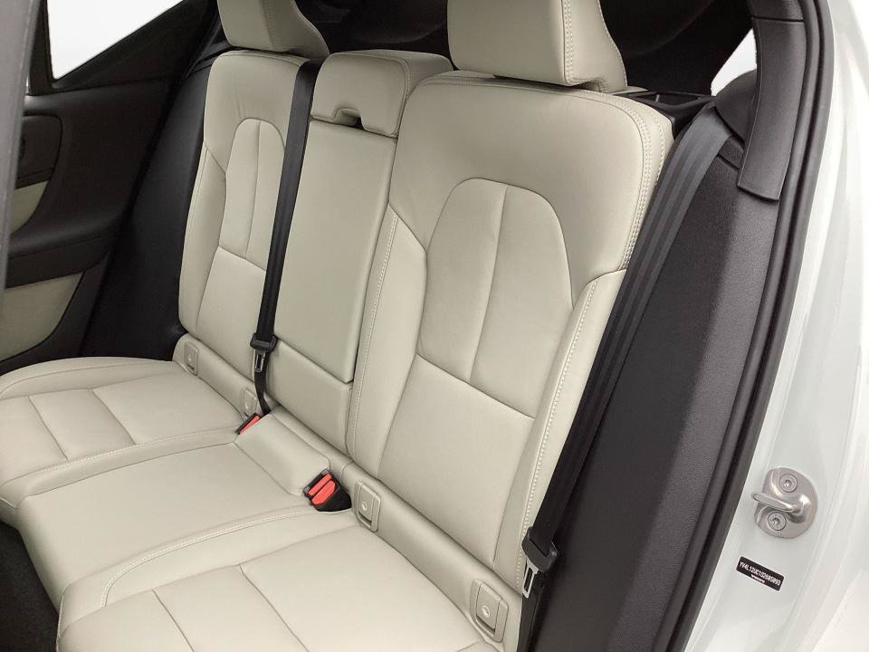 Certified 2025 Volvo XC40 B5 Plus AWD/4WD image 15