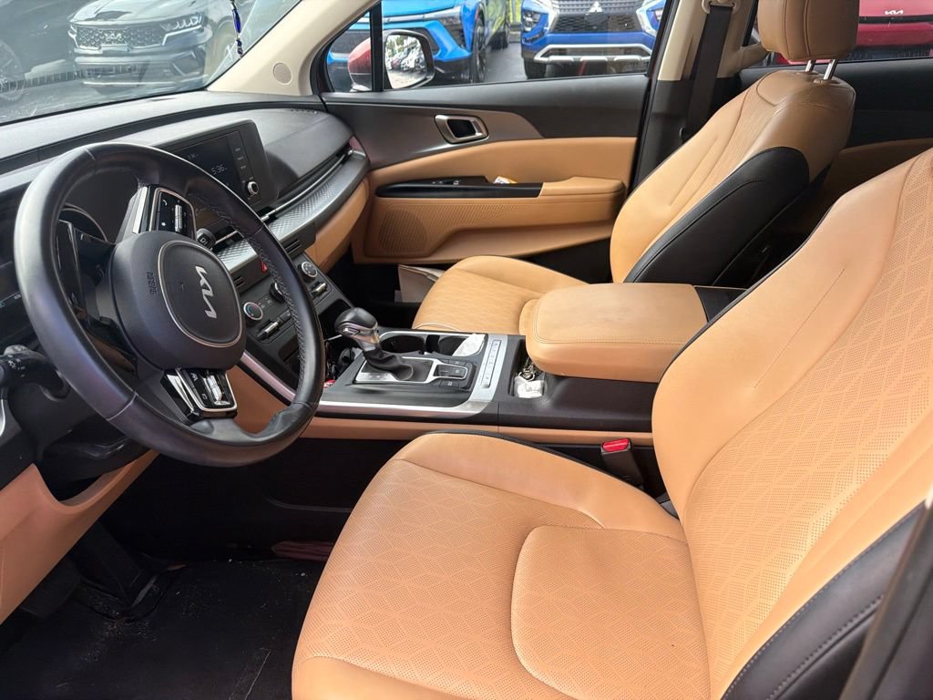 Used 2023 Kia Carnival LX w/ Paint Protection Package FWD image 9