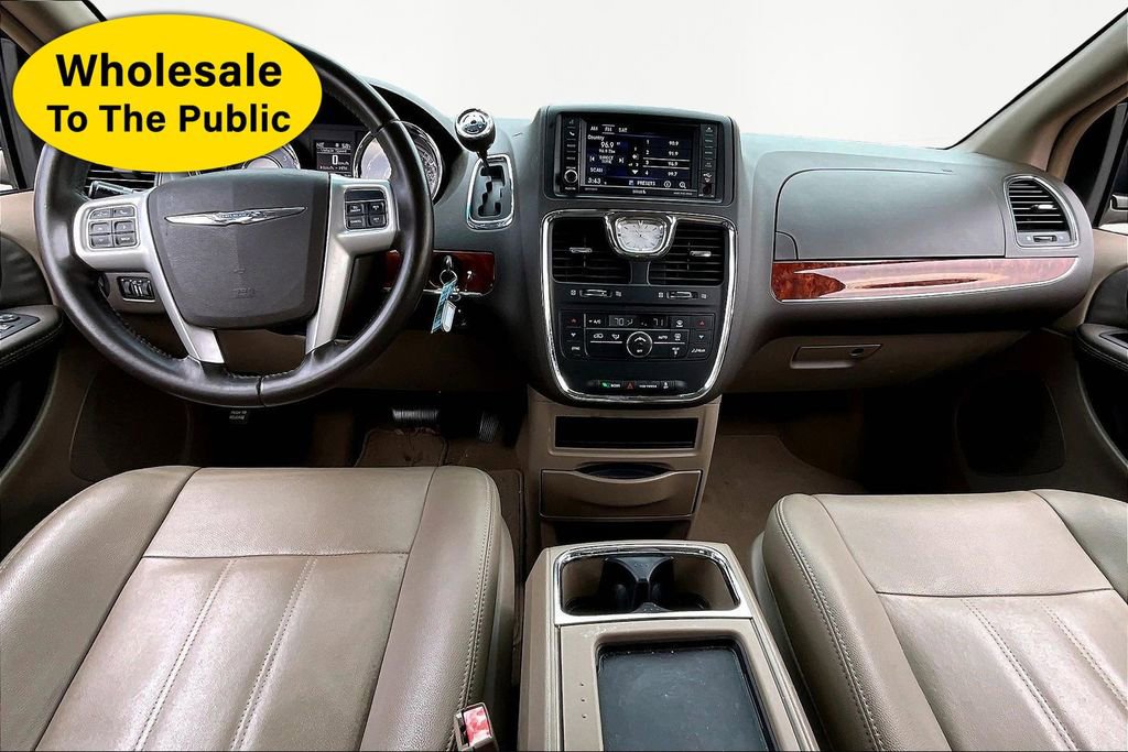 Used 2016 Chrysler Town & Country Touring image 7