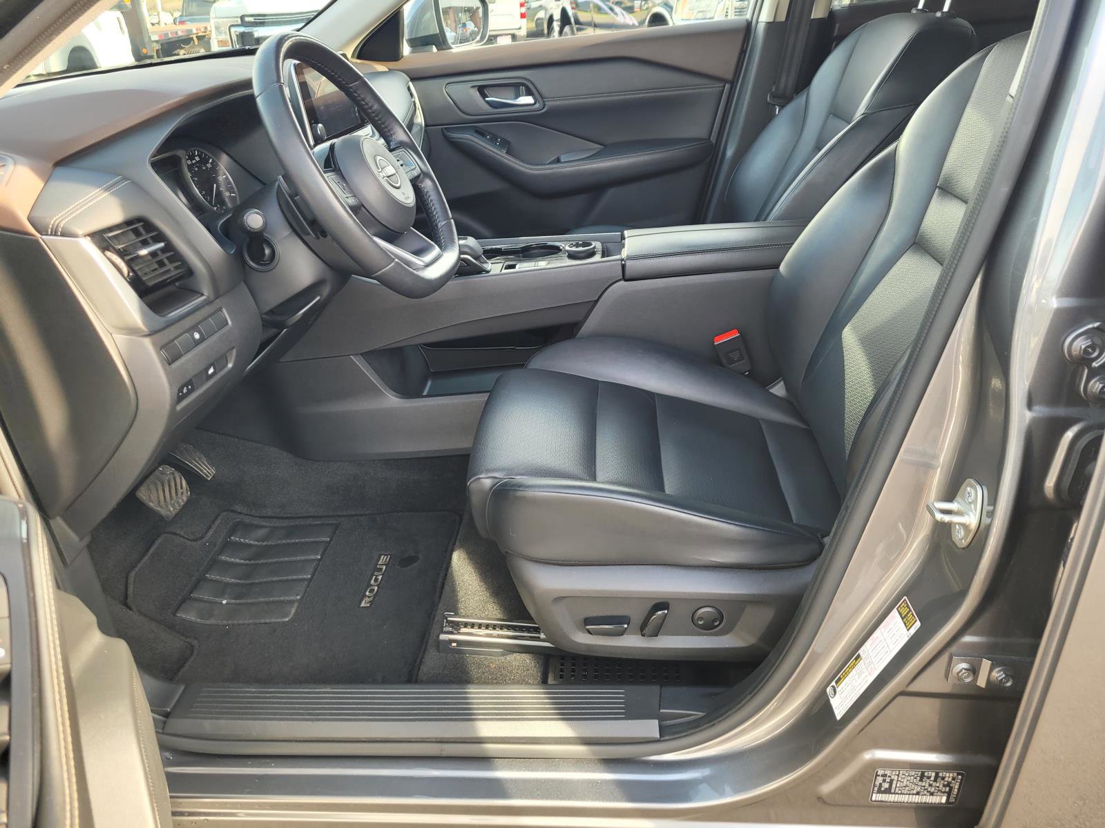 Used 2022 Nissan Rogue SV w/ SV Premium Package image 10