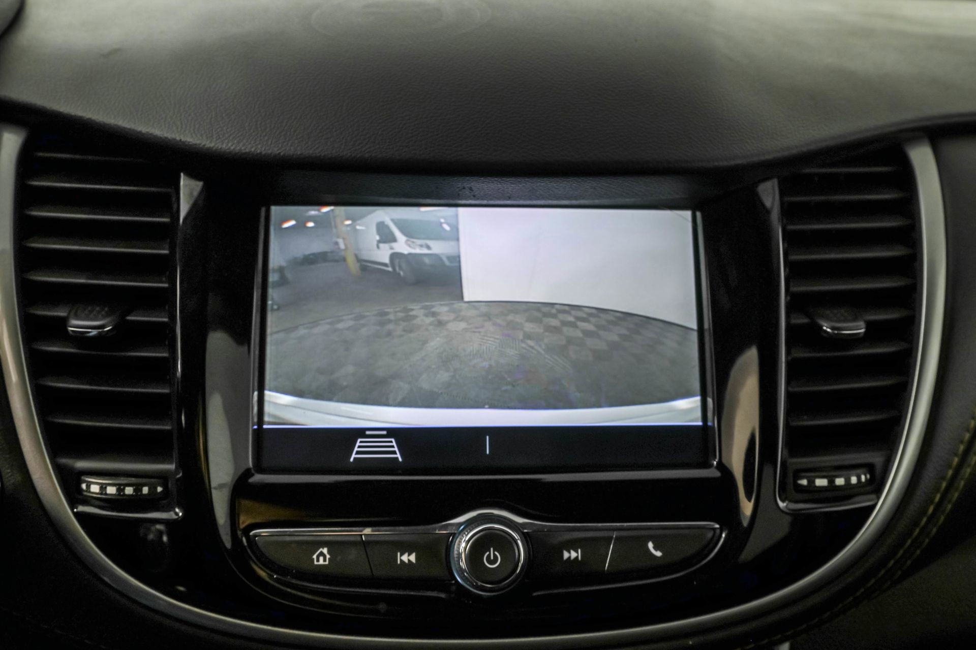 Used 2022 Chevrolet Trax LT w/ LT Convenience Package image 8