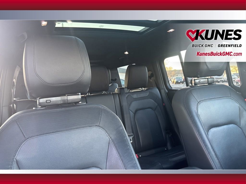 Used 2024 Land Rover Defender 130 X-Dynamic SE image 49