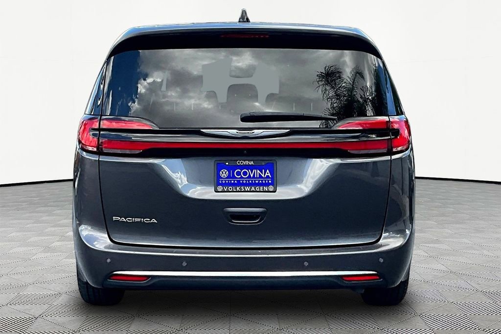 Used 2023 Chrysler Pacifica Touring-L FWD image 5