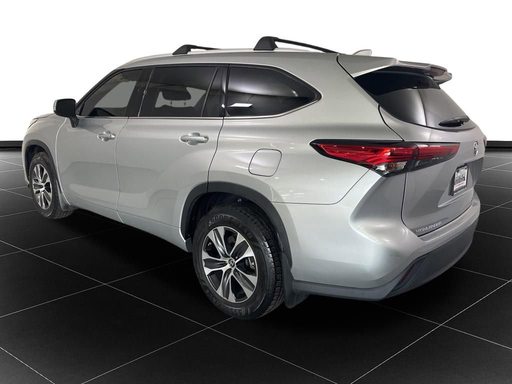 Used 2022 Toyota Highlander XLE AWD/4WD image 3