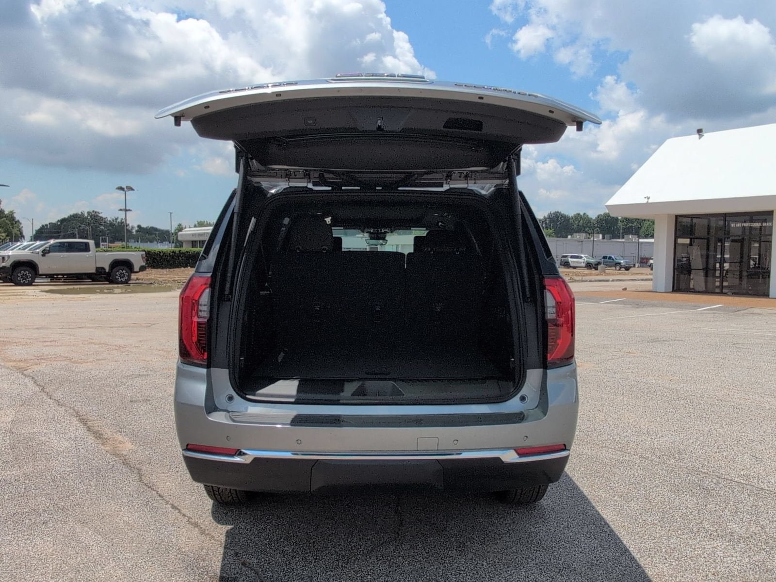 New 2026 GMC Yukon XL Elevation w/ Elevation Premium Package AWD/4WD image 4