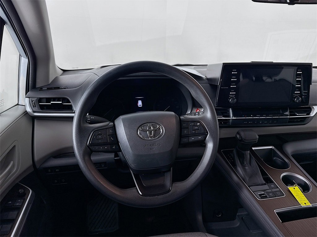 Used 2022 Toyota Sienna LE image 21