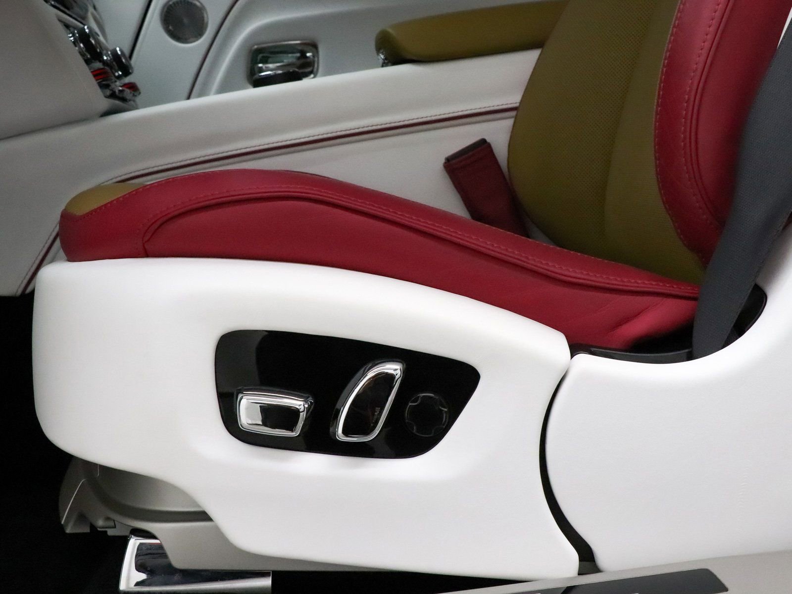 Used 2024 Rolls-Royce Spectre w/ Spectre Launch Package image 33