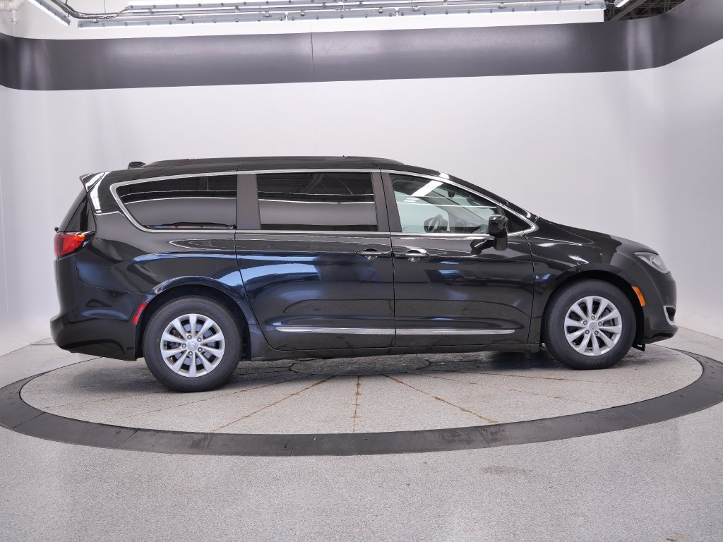 Certified 2017 Chrysler Pacifica Touring-L FWD image 8