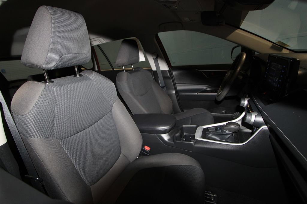 Used 2022 Toyota RAV4 LE image 18