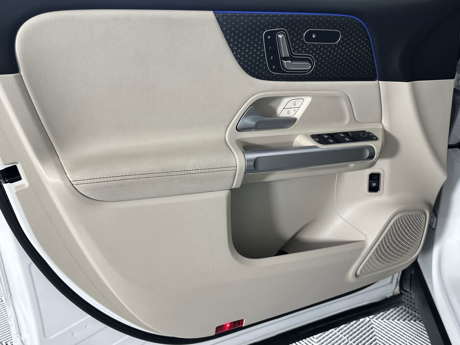 Used 2025 Mercedes-Benz GLB 250 image 28